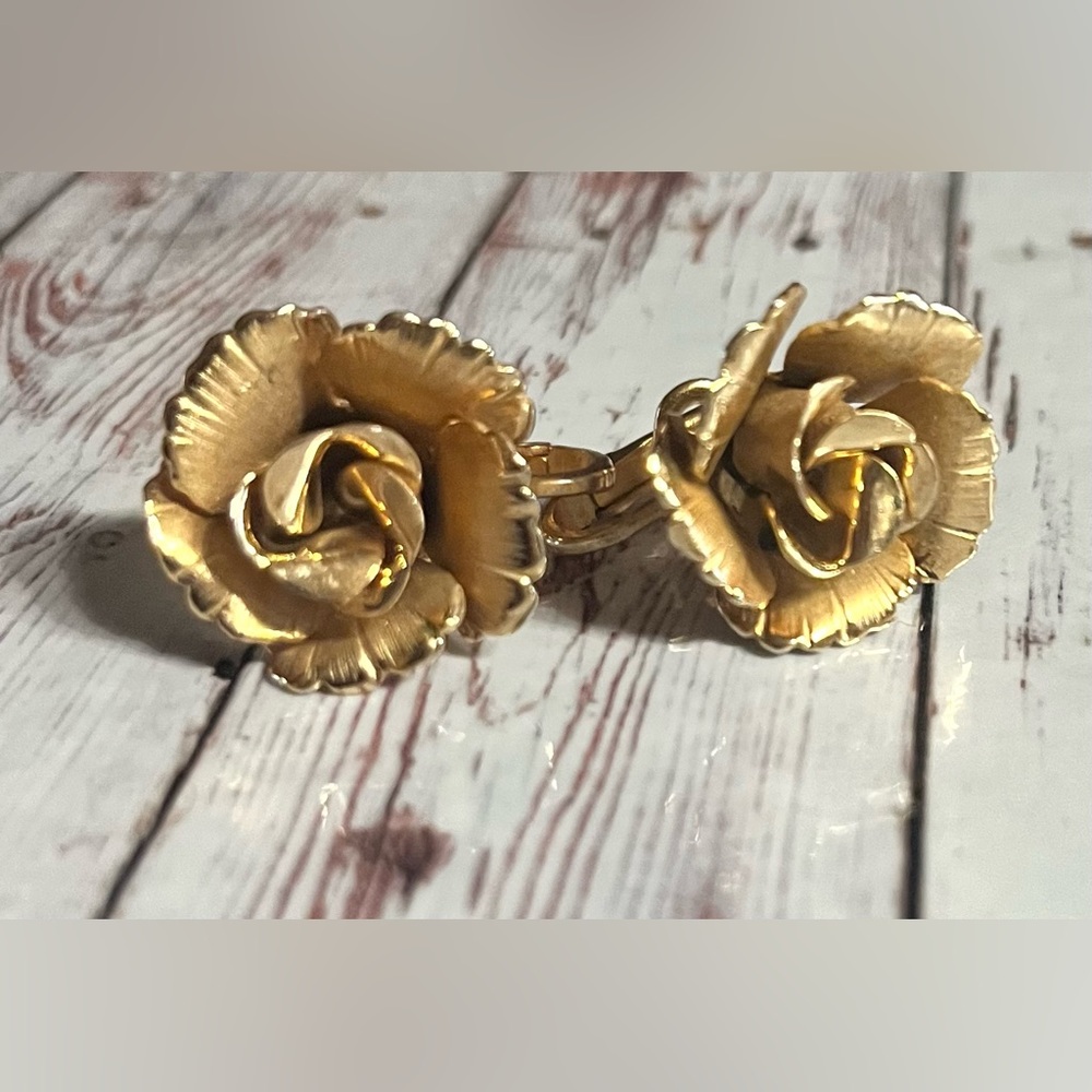 Vintage Gold 3D Rose Clip-On Earrings Lisner